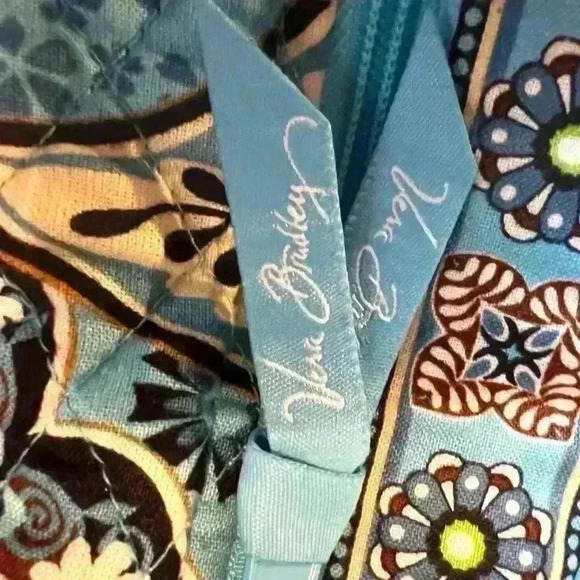 Vera Bradley drawstring bag.  Excellent Used Condition - Picture 5 of 6